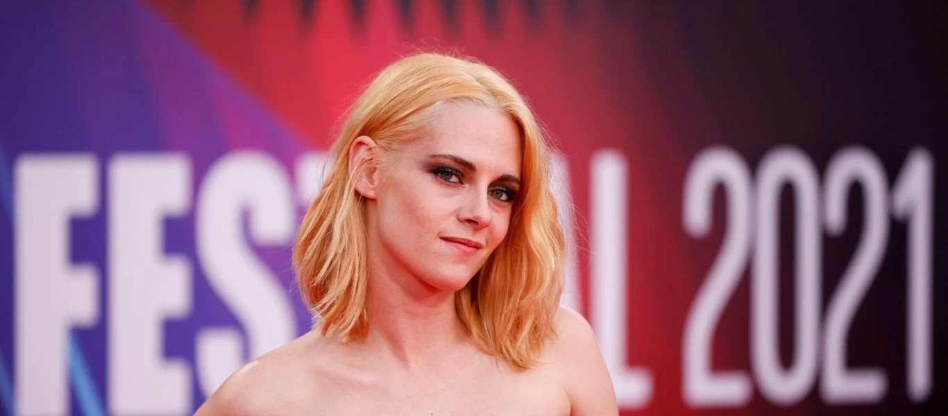 Η Kristen Stewart ετοιμάζεται να ανέβει τα σκαλιά της εκκλησίας με... την ερωμένη της!